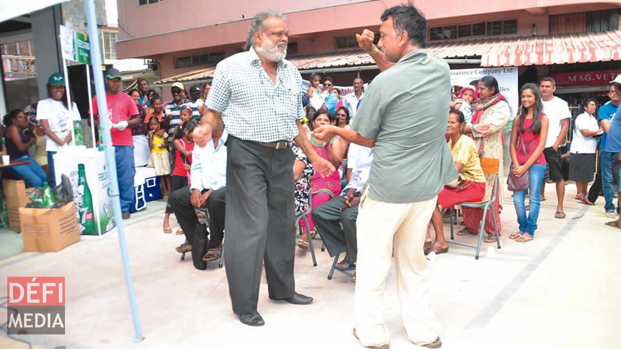 Deux villageois esquissant quelques pas de danse.