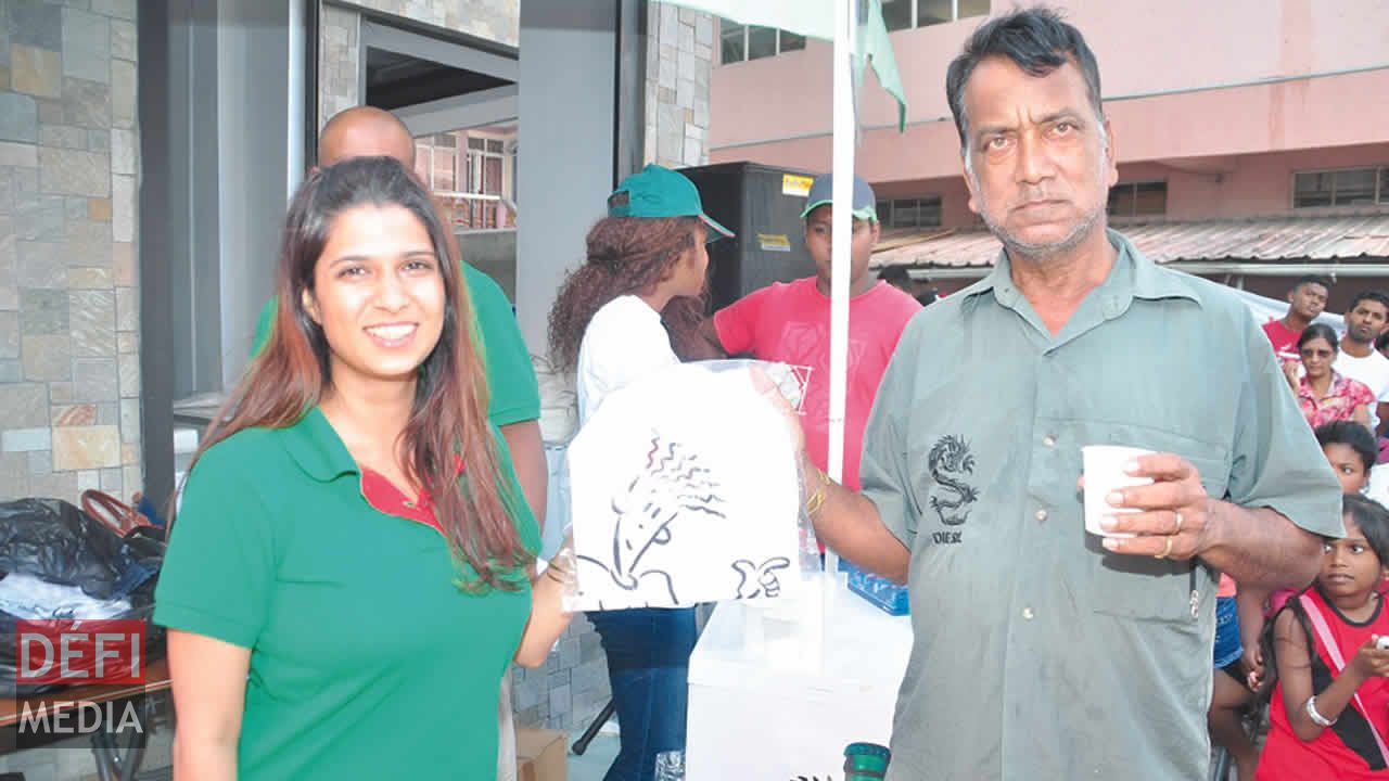 Des cadeaux sont remis aux habitants de Rivière-des-Anguilles.