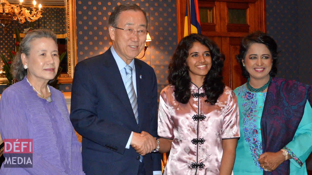 Ban Ki-moon, entouré de son épouse Yoo Soon-taek (à g.), de la
présidente de la République Ameenah Gurib-Fakim et de la fille de celle-ci.