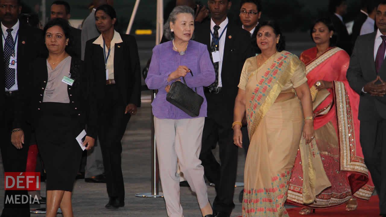 Yoo Soon-taek aux côtés de lady Jugnauth.