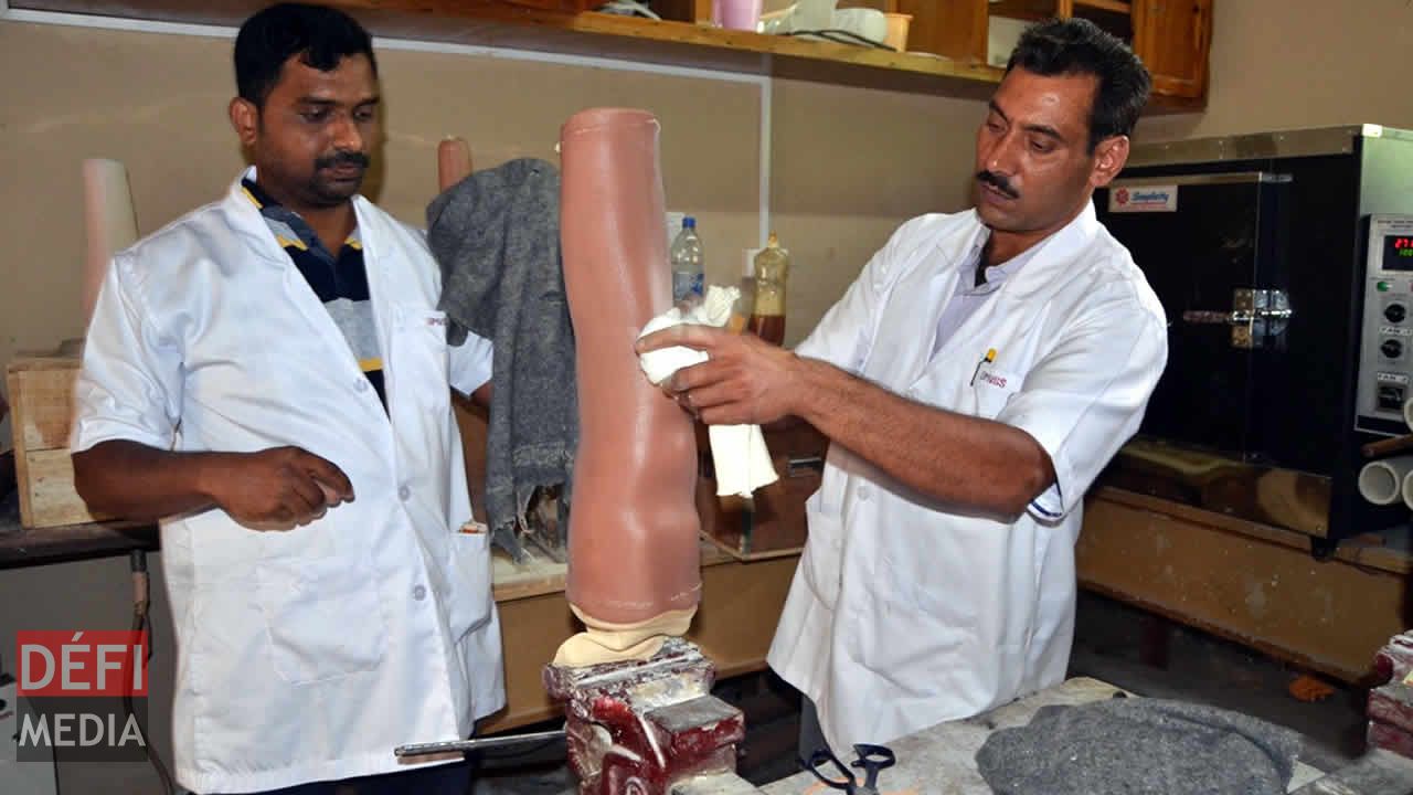 Sameer Burka et Kumar glissent
le revêtement sur la tour en chaux.