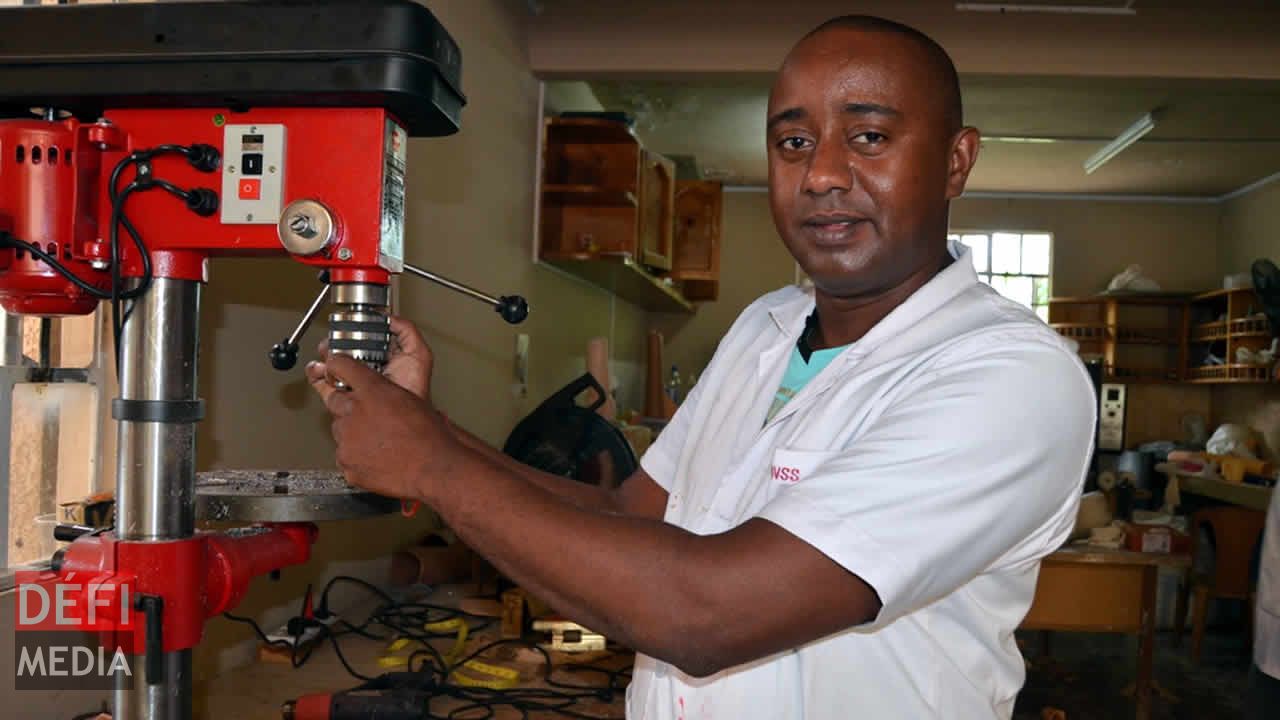 Curtis Malbrook se charge des essayages
et des modifications.