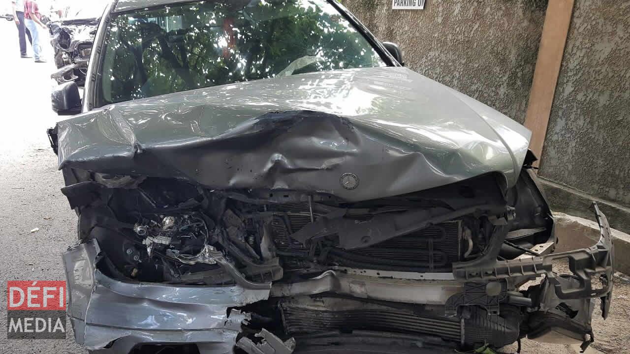 L’avant de la Mercedes réduit en un amas de ferraille.