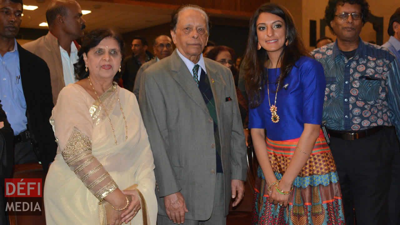 Photo souvenir. De g à d : Lady Sarojini et son époux, le Premier ministre sir Anerood Jugnauth, Rasika Shekar et Rama Poonoosamy, directeur d’Immedia.