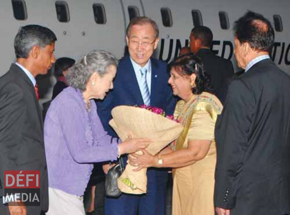 The Secretary General of the United Nations, Ban Ki-moon at his arrival at
the SSR International Airport is welcomed together with his wife by the
Prime Minister, Sir Anerood and Lady Sarojini Jugnauth.