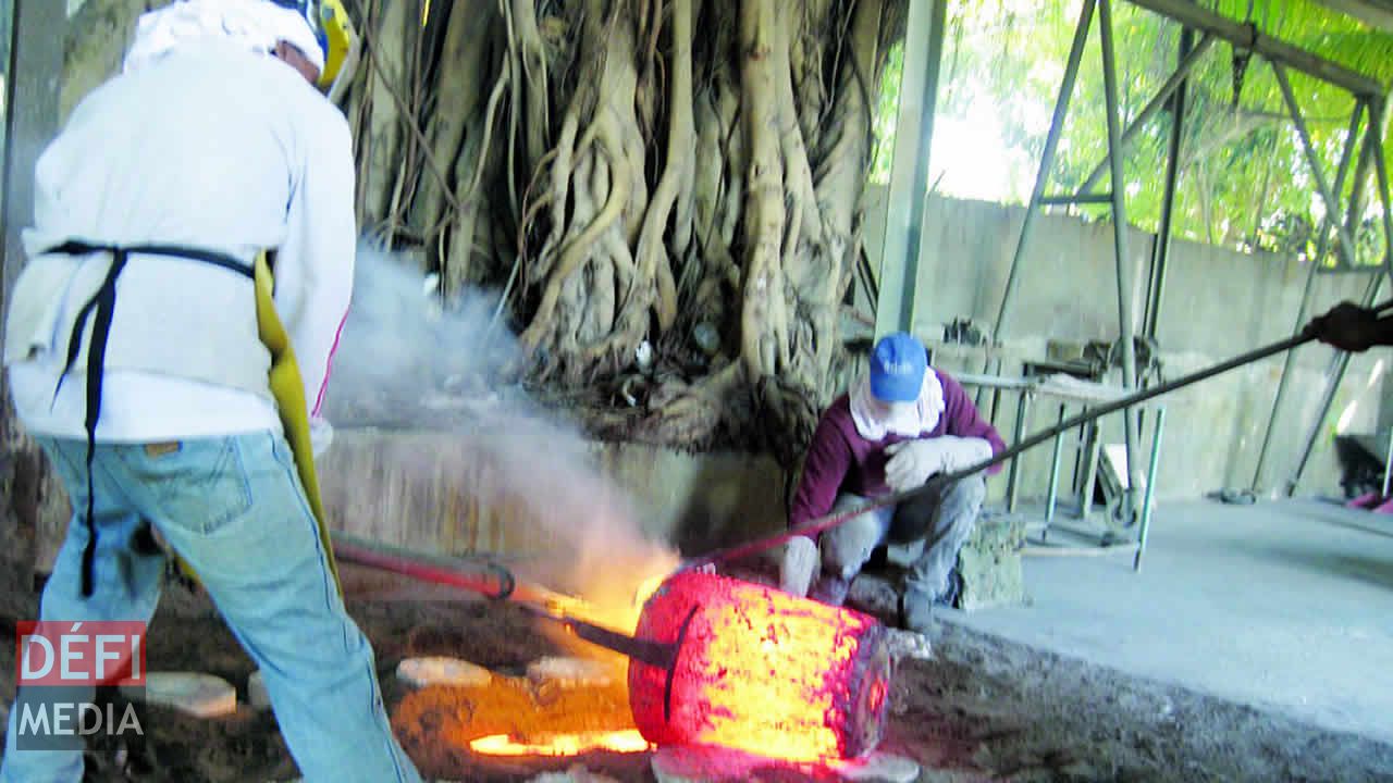 Le bronze est coulé dans la sculpture à la fonderie de Pointe-aux-Piments.