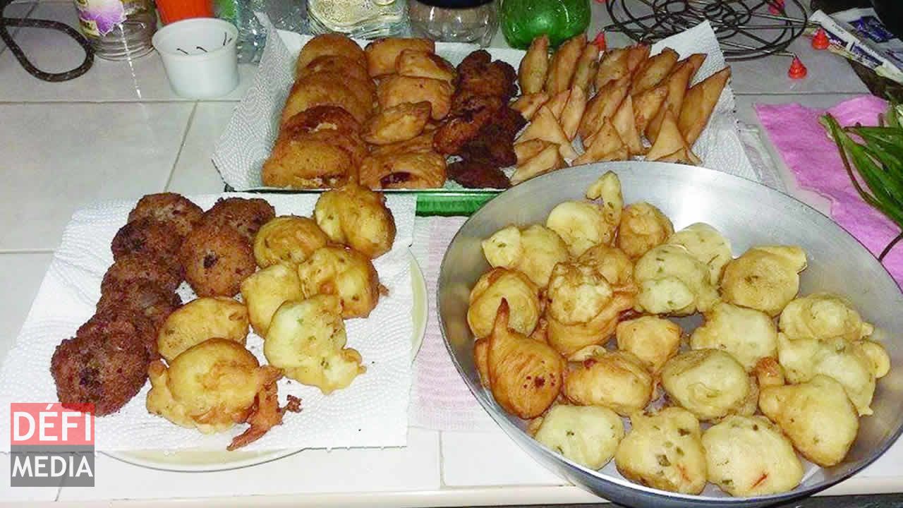 Housna prépare les gâteaux pour rompre le jeûne et les partager avec ses proches.