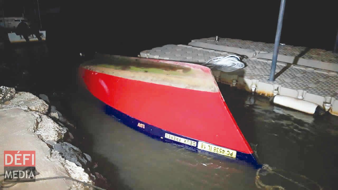 Deux versions sont avancées à propos des raisons pour lequelles la pirogue a chaviré.