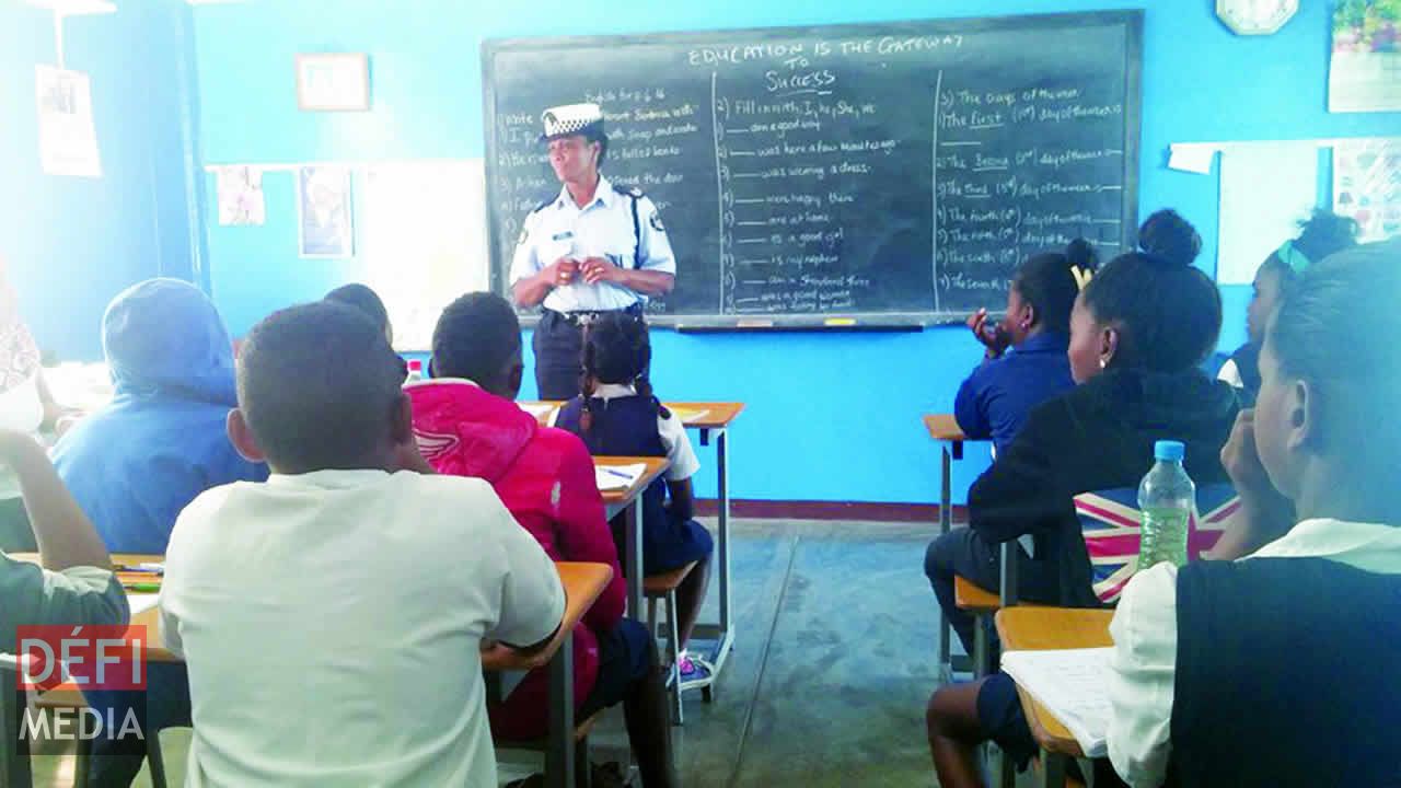 Le sergent Chantal Lepois donnant des consignes à des élèves sur la sécurité routière.