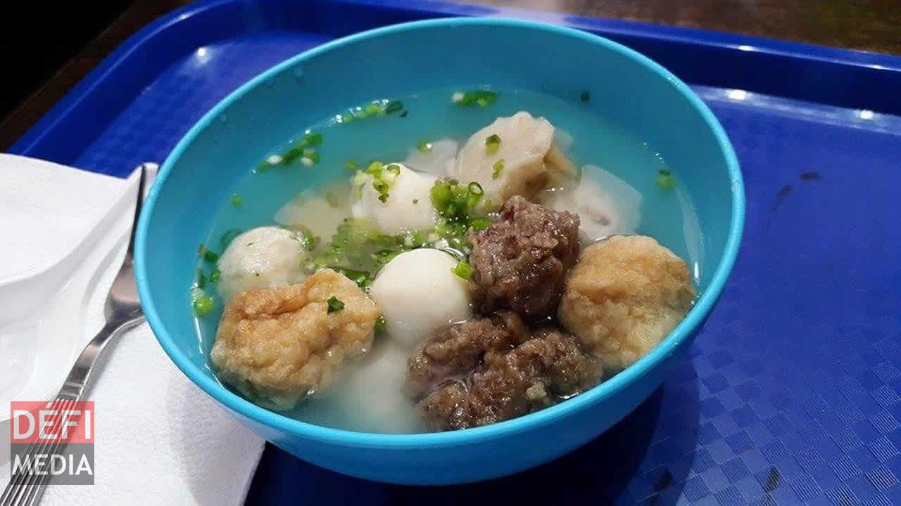 Le bouillon de
boulettes attire les clients en hiver.