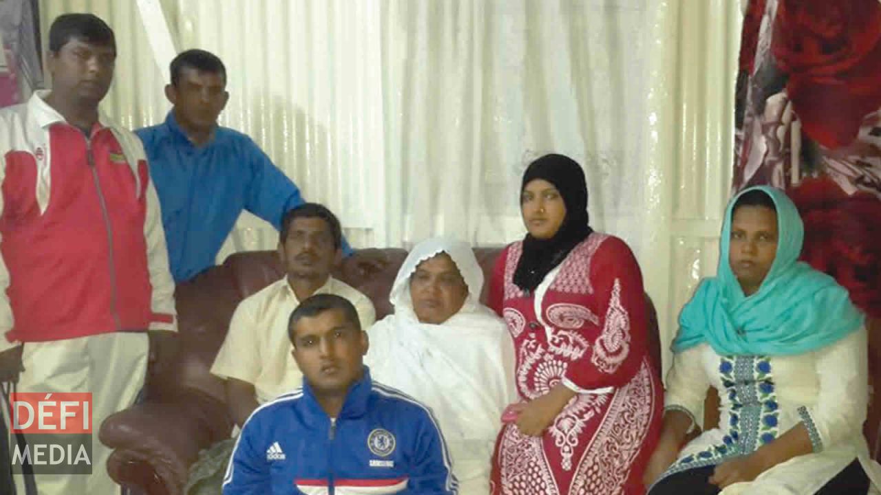 La mère d’Aïsha, au centre, entourée des proches.