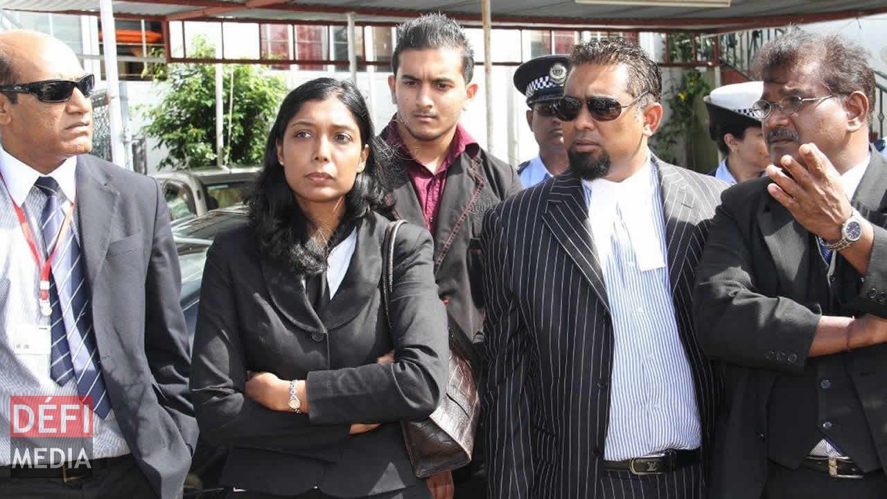 La magistrate Naveena Parsuramen à GRSE, entourée de Mes Chetan Baboolall et Viren Ramchurn.