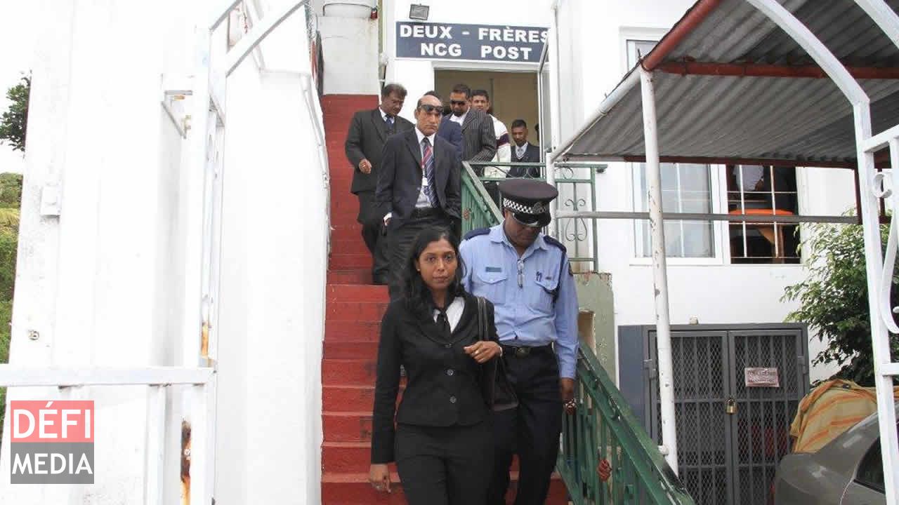 La magistrate quittant le poste de la National Coast Guard de Deux-Frères.