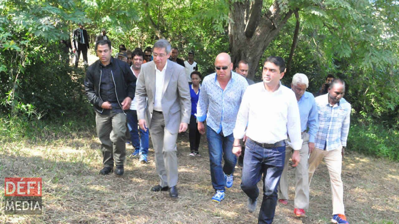 Xavier-Luc Duval et Santaram Baboo étaient au Morne pour l’inauguration du sentier
menant à la montagne dimanche.