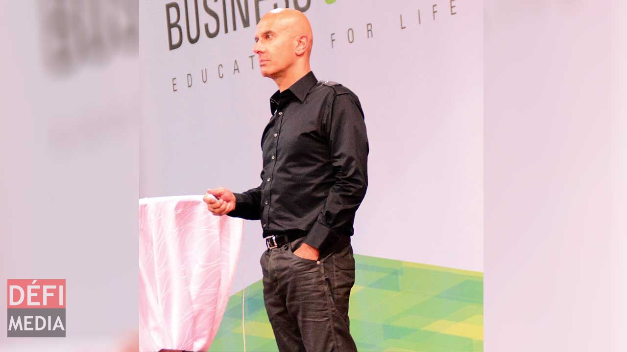 Robin Sharma Mauritius A Leadership Model Defimedia Robin sharma leadership expert humanitarian get #the5amclub, a #1 worldwide bestseller the mastery sessions podcast want to make each day as productive, joyful, and restful as possible? robin sharma mauritius a leadership