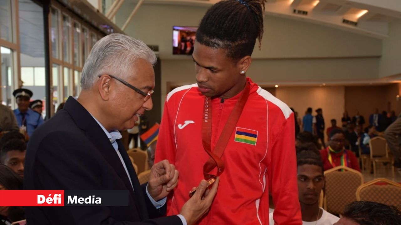 Le Premier ministre Pravind Jugnauth contemple la médaille de bronze remportée par Yovanni Philippe lors des Jeux Paralympiques de Paris. L'athlète a eu droit à un accueil triomphal à l’aéroport de Plaisance, mercredi 11 septembre 2024.