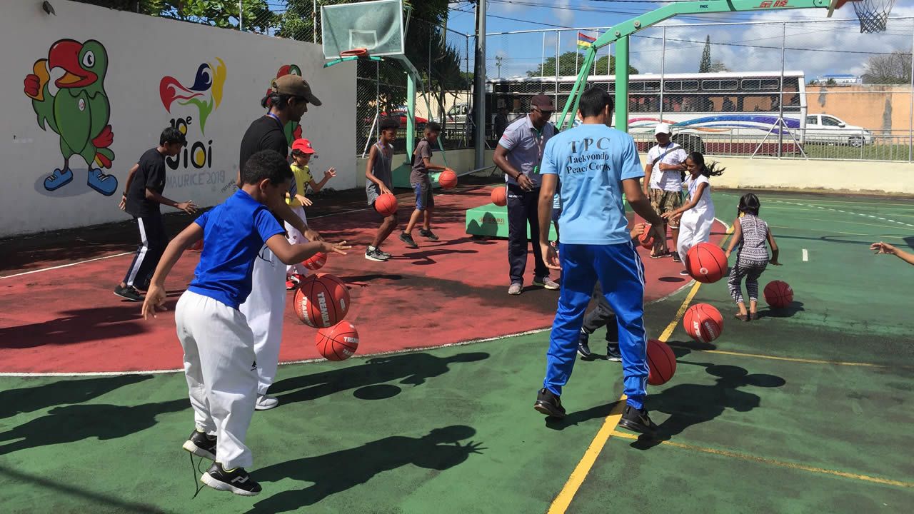  «Active Mauritius debark kot twa», est l’un des projets de l’implémentation de la National Sport & Physical Activity Policy, en matière de sensibilisation et promotion de la pratique d’une activité physique auprès des mauriciens, âgés de 7 à 90 ans.