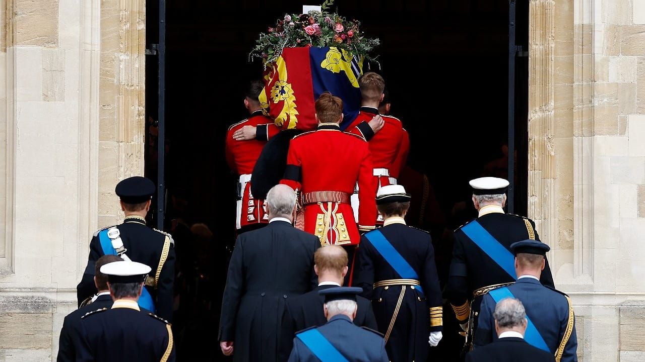 Le cercueil d'Elizabeth II descendu dans le caveau royal de Windsor