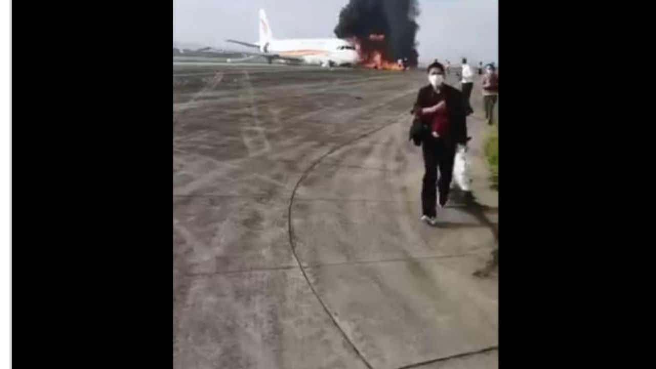 Chine: un avion prend feu après une sortie de piste