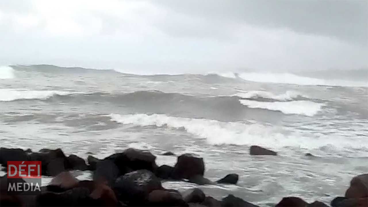 Rivière des Galets : des vagues géantes s’écrasent sur plusieurs maisons