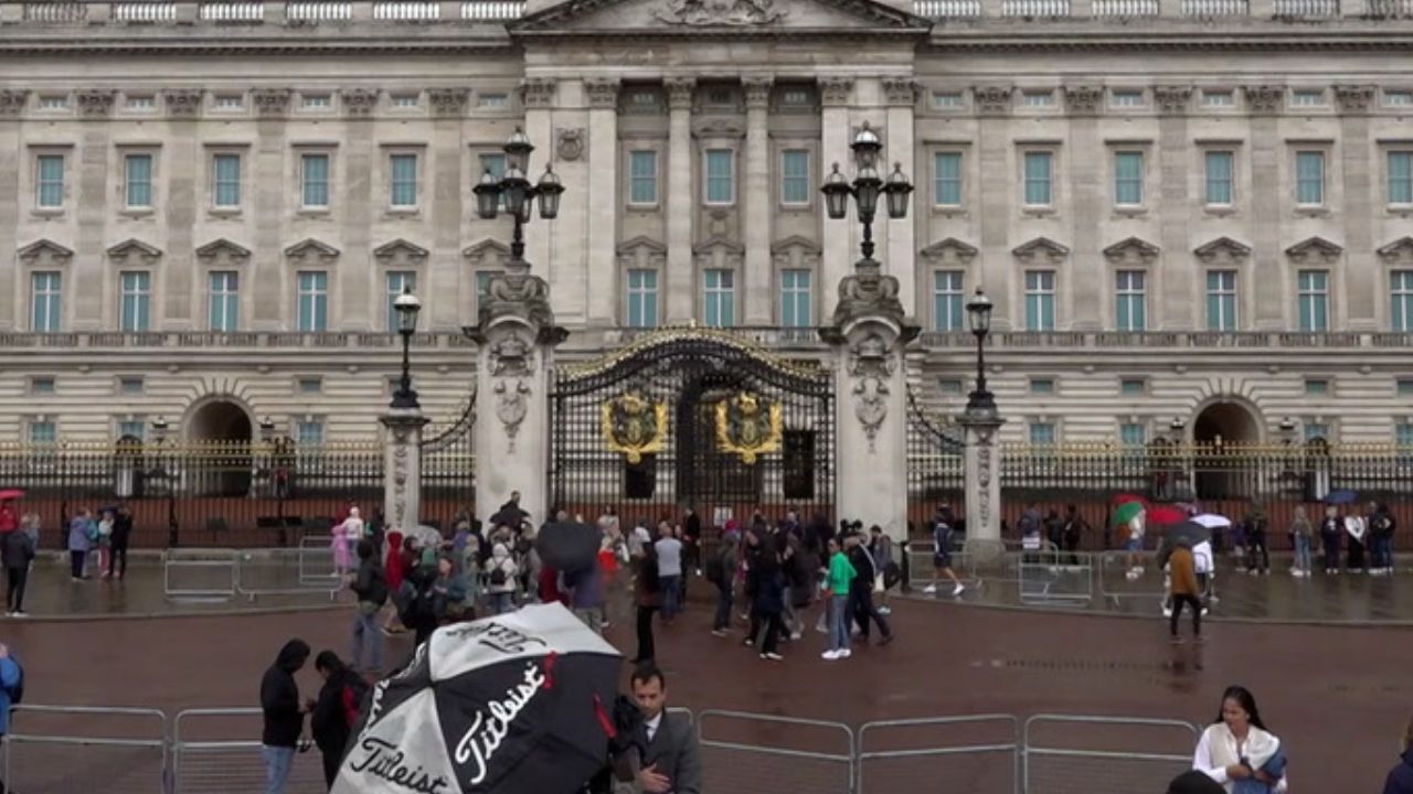 Devant Buckingham Palace, les larmes, le silence, puis l'hymne "God save the Queen"