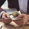 Le dollar recule, lesté par la baisse des prix de l'énergie après la frappe iranienne au Qatar
