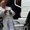 Le pape François, hospitalisé à Rome, va mieux et «a repris le travail»