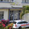Au poste de police de Piton : un homme tente de poignarder un policier