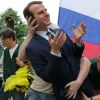 France : une statue de Macron volée, puis déposée par Greenpeace devant l'ambassade de Russie