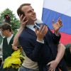 France : une statue de Macron volée, puis déposée par Greenpeace devant l'ambassade de Russie