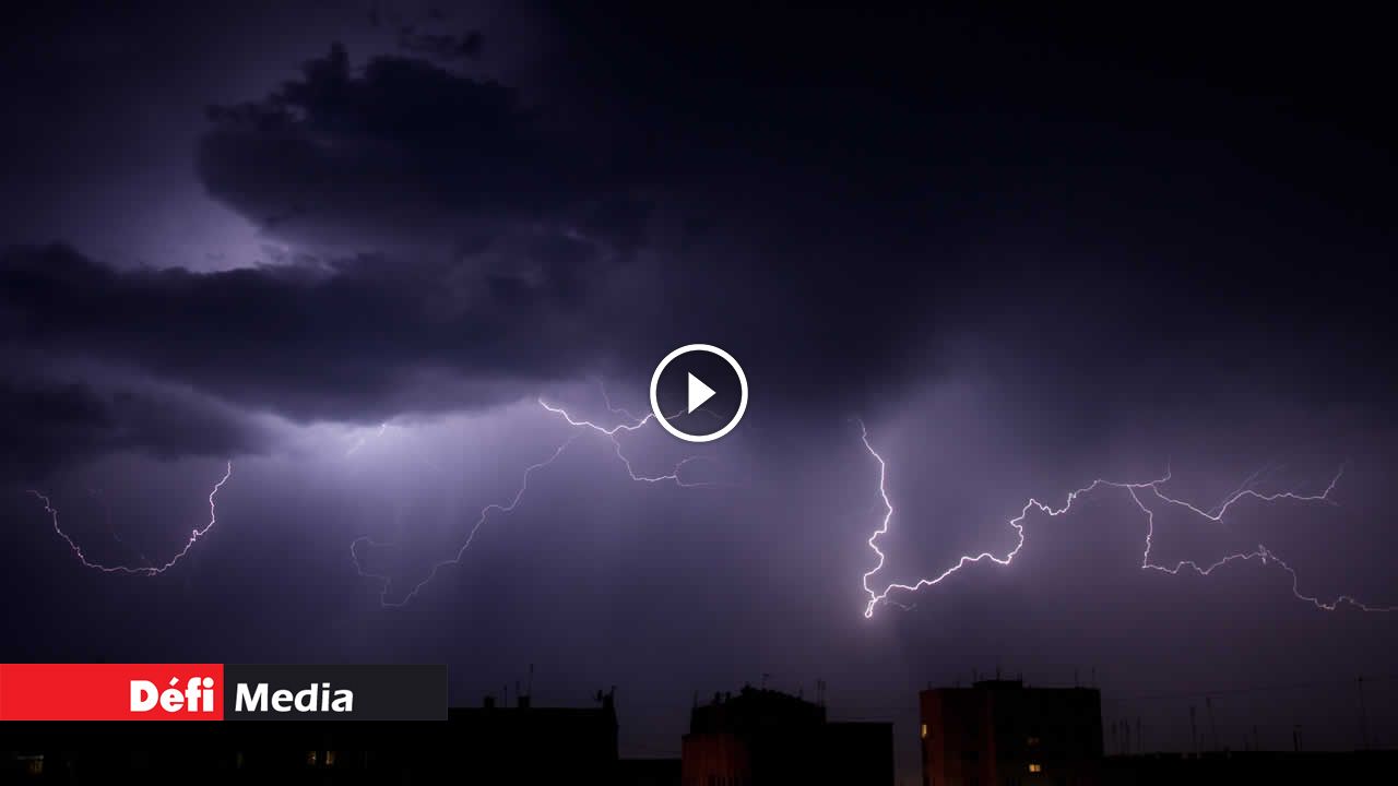 Météo la tempête électrique due à une atmosphère instable, chaude et