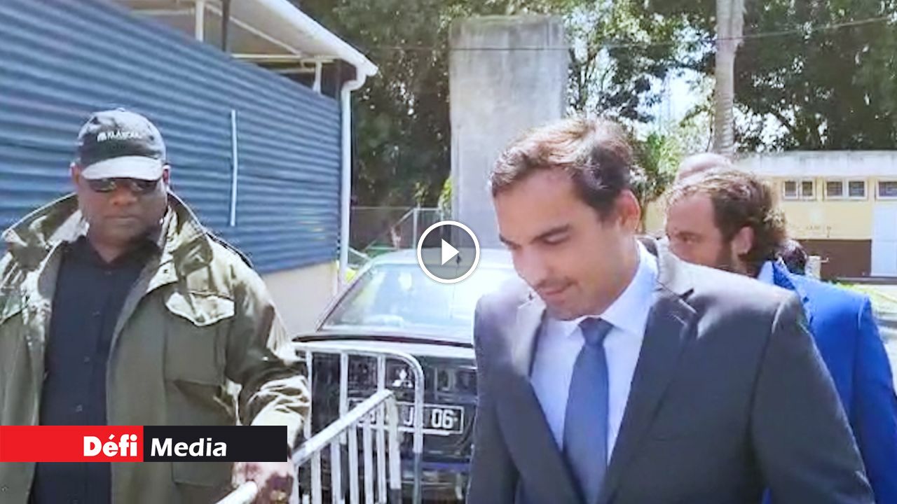 [Video] Accident à Ébène : Adrien Duval libéré sous une caution de Rs 3 000