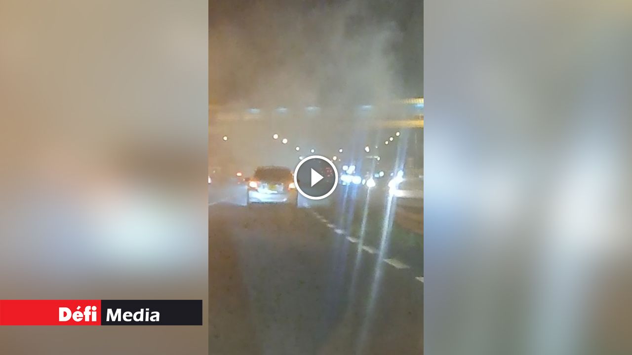 [Video] Une voiture prend feu à Pont Colville : aucun blessé 