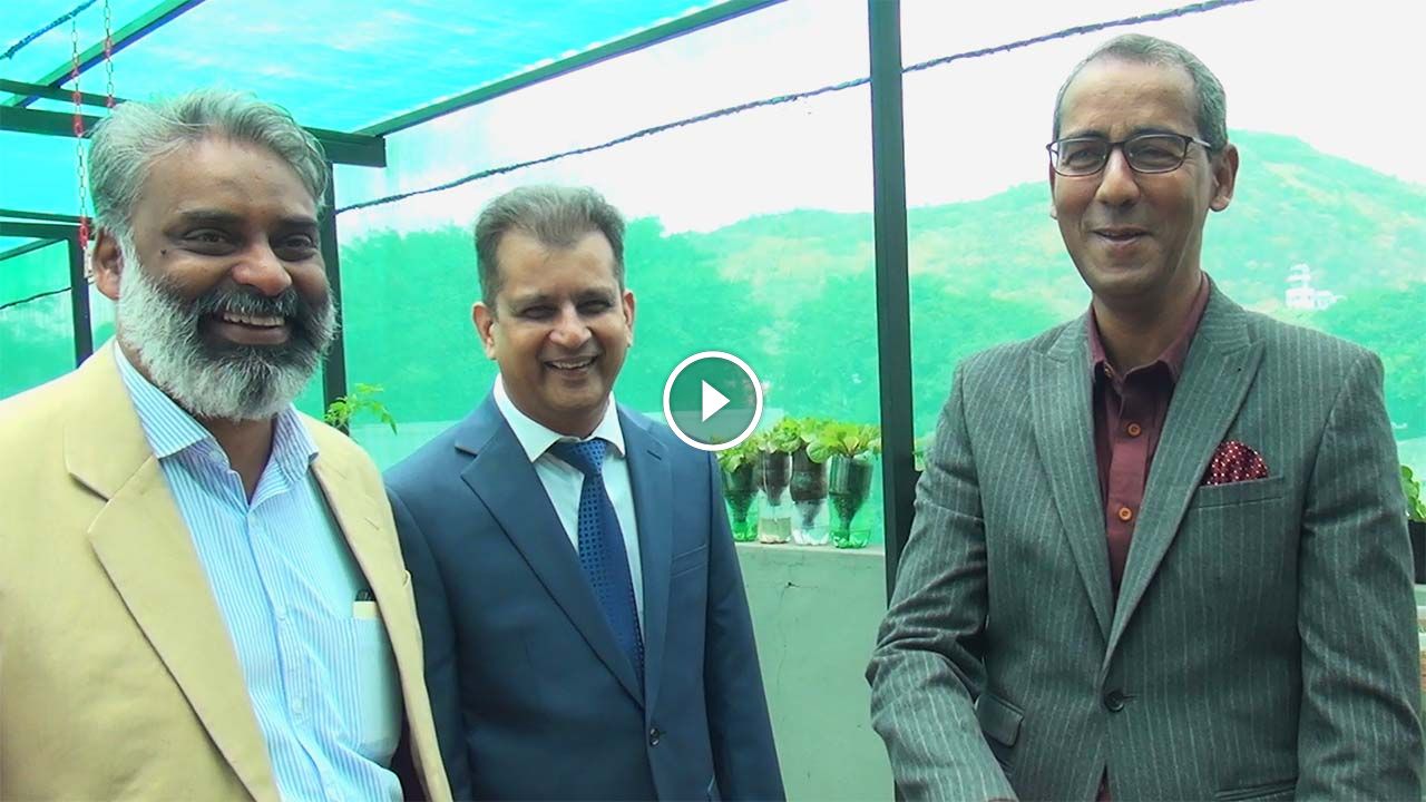 [Video] Le député Mahomed alimente les spéculations en posant pour une photo avec le ministre Gobin et le Dr Joomaye